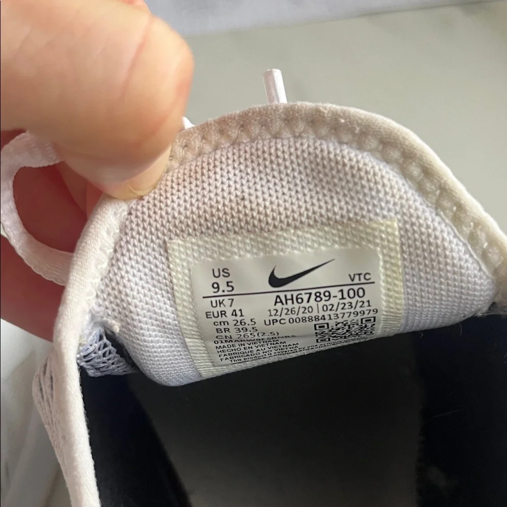 Nike White & Black Air Max 270 Running Shoes - Picture 5 of 13